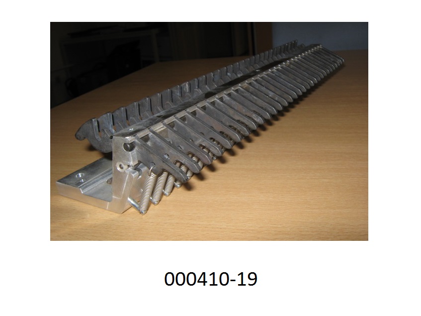 Es handelt sich um eine sog. Förderverriegelung für einen Bestückungsapparat für Leiterplatten, Computer, Handys.
Das ca. 35,5 cm längliche Erzeugnis besteht aus einem Grundkörper/Gestell aus einer Aluminiumlegierung, an dem dreißig, beweglich an einer Achse gelagerte und mit Federmechanismus versehene, speziell geformte Hebel aus Stahl angebracht sind.
(Angaben laut Antragsteller)
(Abbildung laut Anlage)