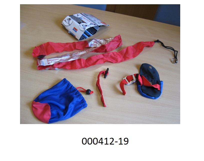 Ausrüstungsgegenstand für den Skisport, in Form von Lawinen- und Tiefschneebändern, bestehend aus
- einem gewebten Beutel  aus Polyester mit einem Kordelverschluss,
- einer gewebten Tasche aus Polyester, welche mittels Magnetdruckknopf verschlossen werden kann und mit einem Gurt mit Hakenverschluss verarbeitet ist,
- einem in der Tasche befindlichen, gewebten Band (ca. 150 x 6cm) aus Polyester, an dessen Ende befindet sich eine Kordelschnur mit einem Metallring.
Die Tasche wird mittels Gurt am Skischuh befestigt und das Band mittels Metallring am Ski (Skibindung), um den Ski nach einem Sturz im Tiefschnee wieder zu finden bzw. um den Skifahrer nach einem Lawinenabgang schneller zu finden.
(Abbildung siehe Anlage)