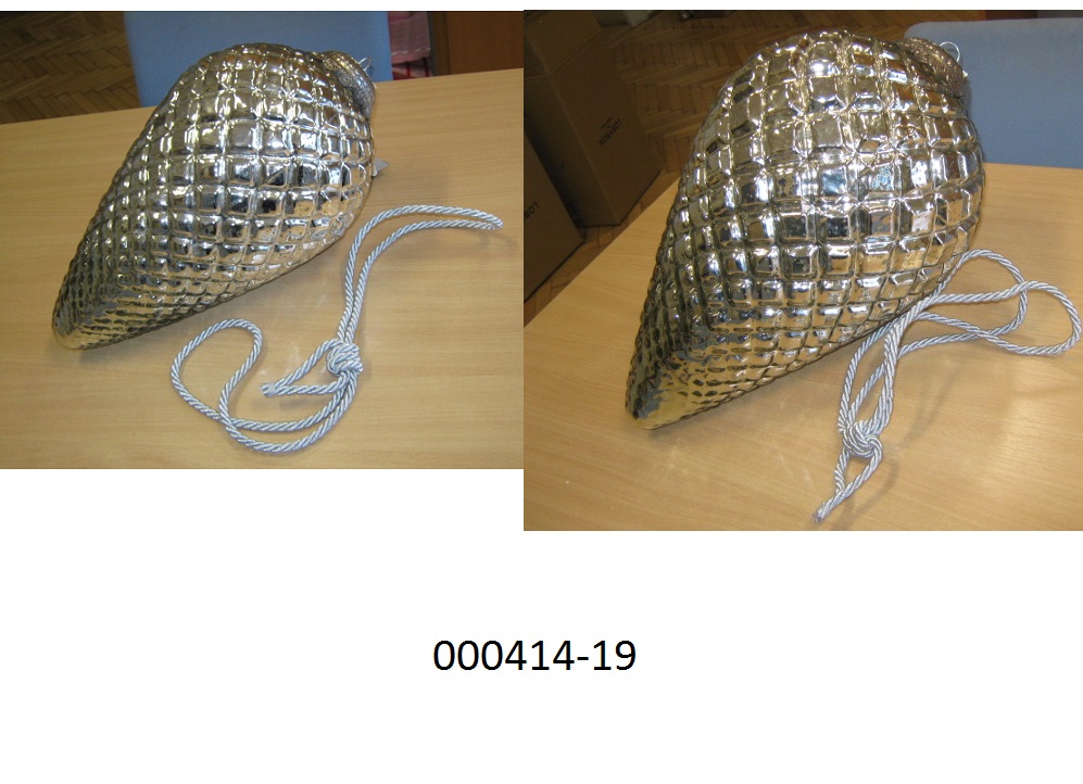 Weihnachtsartikel, in Form eines Sets Zieranhänger, 
- bestehend aus 2 Stück, stilisierte Zapfen darstellend, mit einer Höhe von 52 bzw. 42cm und einem Durchmesser von 29 bzw. 26cm,
- gearbeitet aus Glas, mit einem spiegelnden Überzug versehen,
- mit einer Aufhängevorrichtung aus unedlen Metallen und mit einer Öse ausgestattet. 
Aufgrund der Kombination von glänzender Oberfläche, Form und der Aufhängevorrichtung handelt es sich bei dem Set dem Gesamteindruck nach um Dekorationsartikel  aus Glas (Glas 80%, Metall 20%) für Weihnachtsbäume (Christbaumschmuck) oder Räume, die nach herkömmlichem Brauch zur traditionellen Ausgestaltung der Advents- und Weihnachtszeit verwendet werden.
(Abbildung siehe Anlage, Materialangaben laut Antragsteller)