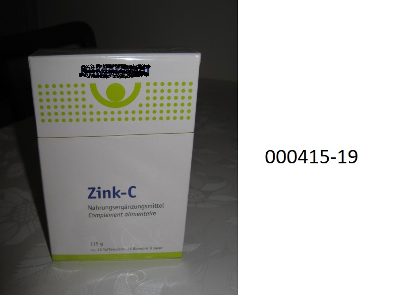 Einzeln gewickelte, hellgelbe, weiche, verformbare, annähernd quaderförmige, süß schmeckende, nicht alkoholhaltige, nicht kakaohaltige Zuckerware (Weichkaramellen, jeweils ca. 2,2 cm lang, 2,1 cm breit und 1,0 cm hoch) von kaufähiger Konsistenz, im Wesentlichen bestehend aus Zucker (Saccharose, Glucosesirup), Kokosöl, Speisegelatine, Vitamin C, einem Mineralstoff (Zink), Aroma und (lt. Packungsangaben) Orangensaftkonzentrat und einem Farbstoff; mit Gehalt an: Milchfett: weniger als 1,5 GHT; Milchprotein: weniger als 2,5 GHT; Stärke/Glucose: mehr als 25 GHT, jedoch weniger als 50 GHT; Saccharose/Invertzucker/Isoglucose: mehr als 30 GHT, jedoch weniger als 50 GHT; aufgemacht in einem bunt bedruckten, an der Längsseite aufklappbaren Karton in diversen Packungsgrößen.