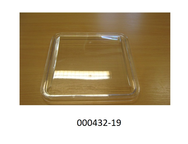Rechteckige passgenaue Abdeckung für Arbeitsleuchte (erkennbarer Teil), bestehend aus transparentem Kunststoff (Abmessungen LxBxH: ca. 25,9 x 26,6 x 2,8 cm) mit abgerundeten Ecken und stufenförmig abgesetztem Rand.
(Abbildung siehe Anlage)