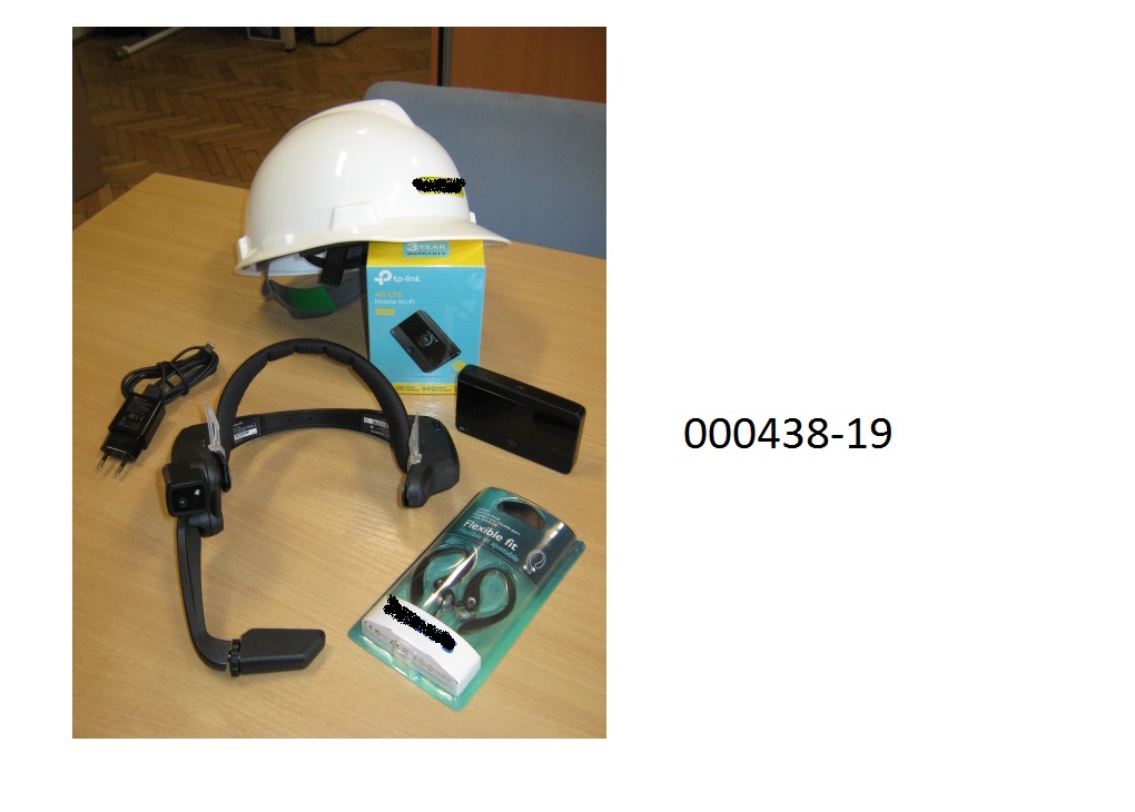 Es handelt sich um eine Warenzusammenstellung, bestehend 
- aus einem Schutzhelm aus Kunststoff,
- Helmclips aus Kunststoff,
- Kopfhörer,
- einer sog. Datenbrille aus einem bügelförmigen Gestell mit Ein/Aus Button, zur Montage am Schutzhelm; die Datenbrille (Konnektivität: Bluetooth, Wi-Fi, Micro USB & C-USB, GPS) ist ausgestattet mit 2.0 GHz 8-Kern Prozessor, 2GB RAM – 16GB Flash Speicher, microSD Einschub, austauschbarem Akku, Sprachsteuerung, integrierter Kamera (Video 1080p, Foto 16Mp, Bildstabilisator) und einem vor einem Auge tragbaren Monitor (Display 854 x 480 Pixel),
- Router: für 4G/LTE, WLAN Betrieb auf 2,4 GHz oder 5 GHz, TFT-Display und 200mAh-Akku.
Ein charakterbestimmender Bestandteil ist nicht feststellbar.
Die Erzeugnisse sind zusammen in einem zum dauernden Gebrauch vorgesehenen Kunststoffkoffer (Abmessungen: 45,7 x 33 x 21,3 cm), der mit Schaumstoff (versehen mit passgenauen Ausnehmungen) ausgekleidet ist, verpackt.
(Angaben laut Antragsteller)
(Abbildung siehe Anlage)
