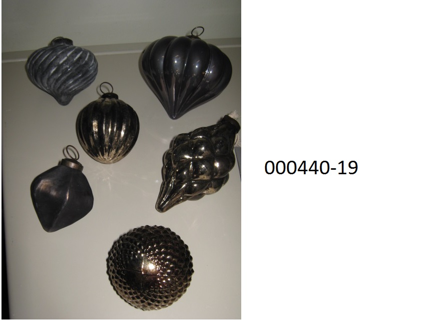 Weihnachtsartikel, in Form eines Sets Zieranhänger, 
- bestehend aus sechs Stück unterschiedlicher Form (Kugel, Zapfen, Glocken)
- mit einem Durchmesser zwischen 7 und 12cm,
- gearbeitet aus einem Hohlkörper aus Glas mit Rauten-, Waben- und Linienprägung mit Antikfinish, 
- mit einer Aufhängevorrichtung aus unedlen Metallen mit Öse ausgestattet,
- verpackt in einem Karton.
Aufgrund der Kombination von schimmernder Oberfläche, Form und der Aufhängevorrichtung handelt es sich bei dem Set dem Gesamteindruck nach um Dekorationsartikel für Weihnachtsbäume (Christbaumschmuck), die nach herkömmlichem Brauch zur traditionellen Ausgestaltung der Advents- und Weihnachtszeit verwendet werden.
Der Glasanteil (95%) überwiegt gegenüber dem unedlen Metall (5%).
(Abbildung siehe Anlage, Materialangaben laut Antragsteller)