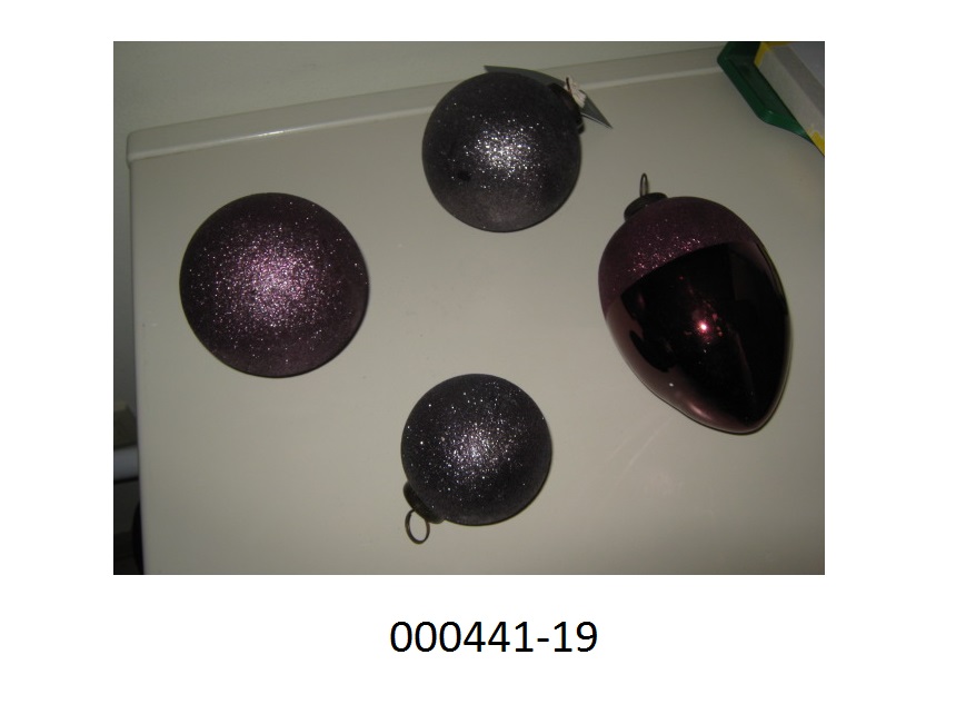 Weihnachtsartikel, in Form eines Sets Zieranhänger, 
- bestehend aus vier Stück unterschiedlicher Form (Kugel, Zapfen)
- mit einer Höhe/Durchmesser zwischen 7/7cm, 10/10cm und 15/12cm,
- gearbeitet aus einem Hohlkörper aus Glas mit Zucker- und Hochglanzfinish, 
- mit einer Aufhängevorrichtung aus unedlen Metallen mit Öse ausgestattet,
- verpackt in einem Karton.
Aufgrund der Kombination von schimmernder Oberfläche, Form und der Aufhängevorrichtung handelt es sich bei dem Set dem Gesamteindruck nach um Dekorationsartikel für Weihnachtsbäume (Christbaumschmuck), die nach herkömmlichem Brauch zur traditionellen Ausgestaltung der Advents- und Weihnachtszeit verwendet werden.
Der Glasanteil (95%) überwiegt gegenüber dem unedlen Metall (5%).
(Abbildung siehe Anlage, Materialangaben laut Antragsteller)