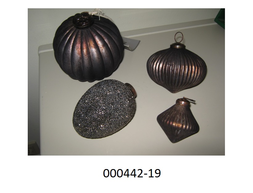 Weihnachtsartikel, in Form eines Sets Zieranhänger, 
- bestehend aus vier Stück unterschiedlicher Form (Kugel, Zapfen, Glocken)
- mit einer Höhe zwischen 12 und 6cm und einem Durchmesser zwischen 11 und 5cm,
- gearbeitet aus einem Hohlkörper aus färbigen Glas mit Linienprägung und Zuckerfinish, 
- mit einer Aufhängevorrichtung aus unedlen Metallen mit Öse ausgestattet,
- verpackt in einem Karton.
Aufgrund der Kombination von schimmernder Oberfläche, Form und der Aufhängevorrichtung handelt es sich bei dem Set dem Gesamteindruck nach um Dekorationsartikel für Weihnachtsbäume (Christbaumschmuck), die nach herkömmlichem Brauch zur traditionellen Ausgestaltung der Advents- und Weihnachtszeit verwendet werden.
Der Glasanteil überwiegt gegenüber dem unedlen Metall.
(Abbildung siehe Anlage, Materialangaben laut Antragsteller)