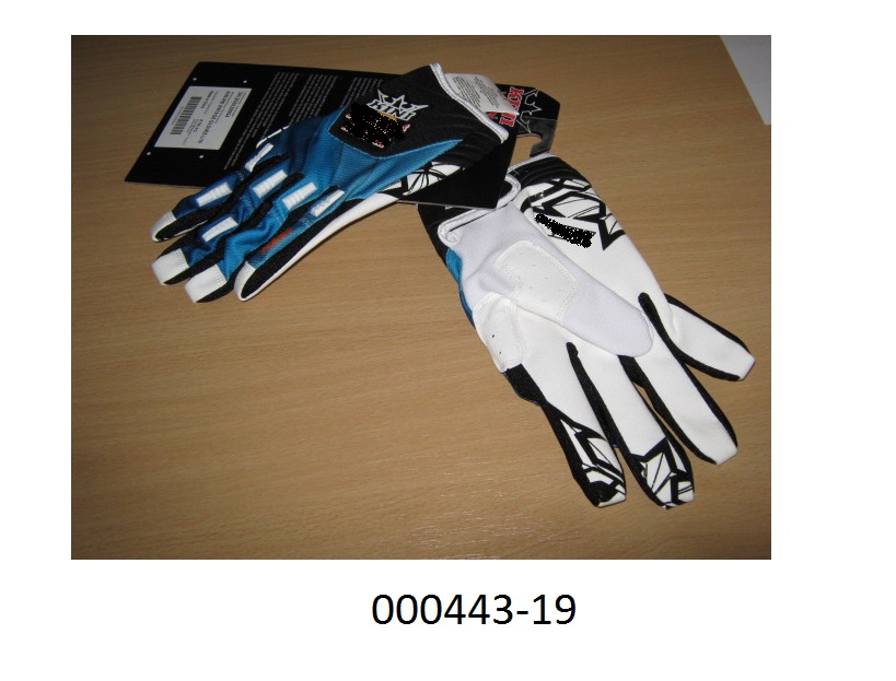 Fingerhandschuh, bestehend aus
- einem elastischen, bedruckten Gewirke aus nicht texturierten Multifilamentgarnen auf Polyesterbasis (Handrücken),
- einem elastischen Gewirke aus Polyamid (Fingerzwischenräume),
- einem lederähnlichen Erzeugnis aus einem chemisch verfestigten Vlies auf Polyurethanbasis (Handinnenfläche und Fingerkuppen).
Am Handrücken sind Applikationen aus weichgemachtem Polyvinylchlorid angebracht und die Handinnenflächen sind musterartig mit Silikon überzogen.
Verpackt in einem Kunststofffoliensäckchen. Flächenmäßig überwiegt das Gewirke.
Tarifarisch handelt es sich um einen teilweise mit Kunststoff (Silikon) überzogenen Fingerhandschuh aus einem Gewirke. 
(Abbildung siehe Anlage)