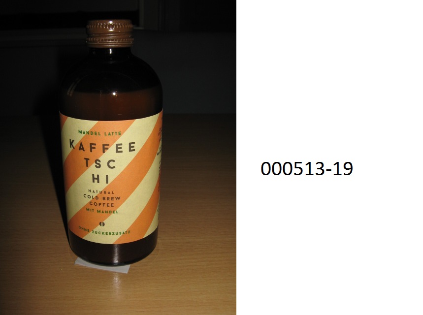 Hellbraunes, milchig-trübes, charakteristisch nach Kaffee und nussartig riechendes und ebenso, sowie cremig schmeckendes, nicht alkoholhaltiges, unmittelbar trinkbares Getränk, keine Erzeugnisse der Positionen 0401 bis 0404 und keine Fette aus Erzeugnissen der Positionen 0401 bis 0404 enthaltend, keinen Zucker enthaltend; im Wesentlichen bestehend aus einer sogenannten Reis-Mandel-Basis (lt. Angaben des Antragstellers aus Wasser, Reis, Mandeln, Salz und Sonnenblumenöl), kalt gebrautem Kaffee und Aroma; aufgemacht in einer mit bunt bedrucktem Etikett versehenen, braunen Glasflasche mit Schraubverschluss.