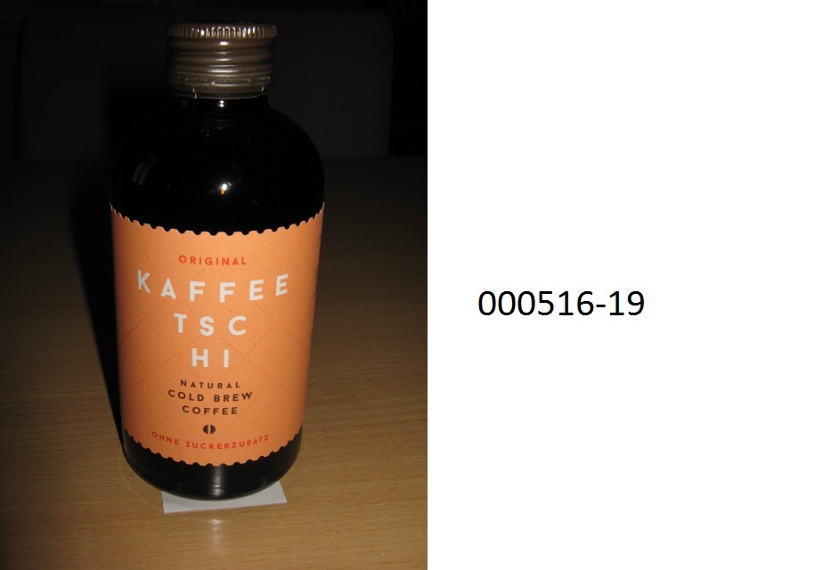 Hellbraunes, trübes, charakteristisch nach Kaffee riechendes und schmeckendes, nicht alkoholhaltiges, unmittelbar trinkbares Getränk, nämlich ein Kaffeegetränk ohne weitere Zusätze, keine Erzeugnisse der Positionen 0401 bis 0404 und keine Fette aus Erzeugnissen der Positionen 0401 bis 0404 enthaltend, keinen Zucker enthaltend; aufgemacht in einer mit bunt bedrucktem Etikett versehenen, braunen Glasflasche mit Schraubverschluss.