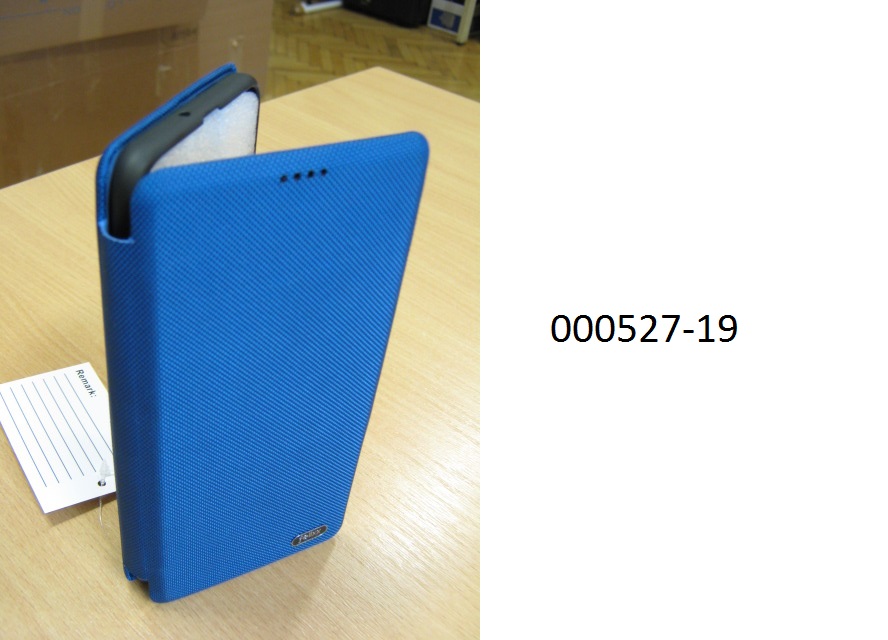 Ähnliches Behältnis, in Form einer Handyhülle
- Ca.16 x 8cm groß, aufklappbar, ohne Verschluss,
- zum Aufbewahren eines passenden Mobiltelefones und Kreditkarten gestaltet,
- bestehend aus einer Schale zur passgenauen Aufnahme eines Mobiltelefones, welche mehrlagig aufgebaut ist: einem innersten Teil aus einem Kunststoff, einer mit einem lederähnlichen Erzeugnis überzogene Innenseite und einer Außenseite, welche mit einem Gewebe auf Polyesterbasis überzogen ist,
- die Halterung für das Mobiltelefon selbst besteht aus einem biegsamen und geformten Kunststoff auf Polyurethanbasis,
- dient dem Transport und der Aufbewahrung eines Mobiltelefons in der Tasche oder der Handtasche.
(Abbildung siehe Anlage)