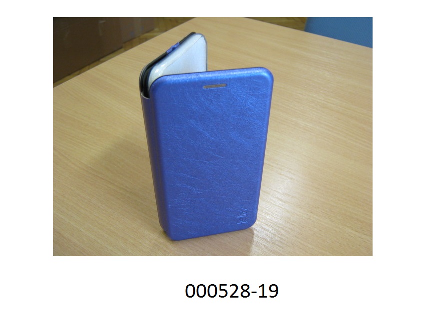 Ähnliches Behältnis, in Form einer Handyhülle
- Ca.16 x 8cm groß, aufklappbar, ohne Verschluss,
- zum Aufbewahren eines passenden Mobiltelefones und Kreditkarten gestaltet,
- bestehend aus einer Schale zur passgenauen Aufnahme eines Mobiltelefones, welche dreilagig aufgebaut ist: einem innersten Teil aus einem Kunststoff, einer mit einem lederähnlichen Erzeugnis überzogene Innenseite und einer Außenseite, welche mit einer geprägten Folie auf Polyurethanbasis überzogen ist,
- die Halterung für das Mobiltelefon selbst besteht aus einem farblosen, biegsamen und geformten Kunststoff, innenseitig mit einer gemusterten Folie überzogen,
- dient dem Transport und der Aufbewahrung eines Mobiltelefons in der Tasche oder der Handtasche.
(Abbildung siehe Anlage)