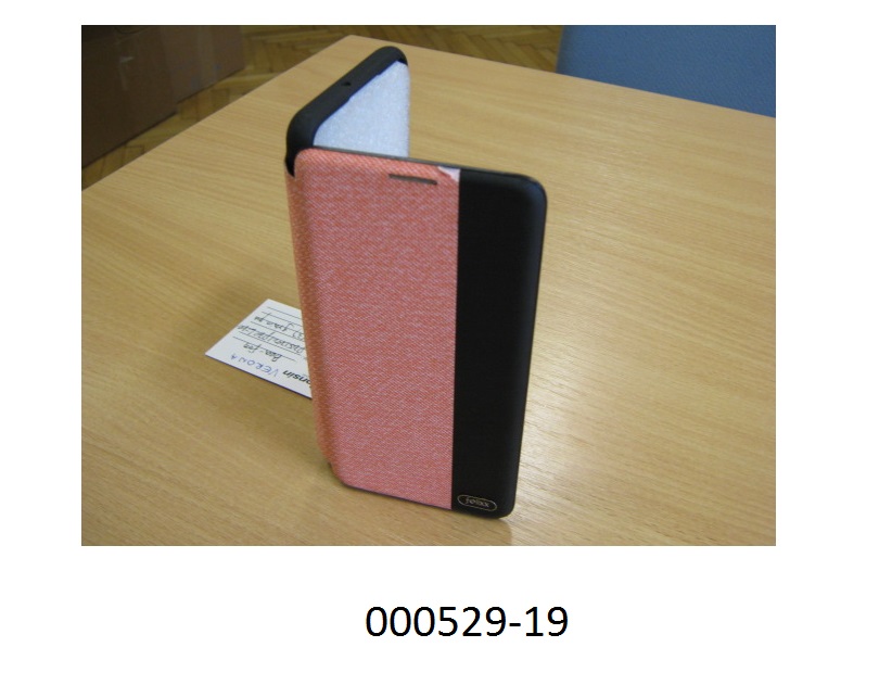 Ähnliches Behältnis, in Form einer Handyhülle
- Ca.16 x 8cm groß, aufklappbar, ohne Verschluss,
- zum Aufbewahren eines passenden Mobiltelefones und Kreditkarten gestaltet,
- bestehend aus einer Schale zur passgenauen Aufnahme eines Mobiltelefones, welche mehrlagig aufgebaut ist: einem innersten Teil aus einem Kunststoff, einer mit einem lederähnlichen Erzeugnis überzogene Innenseite und einer Außenseite, welche mit einer geprägten Folie auf Polyurethanbasis überzogen ist,
- die Halterung für das Mobiltelefon selbst besteht aus einem teilweise biegsamen und geformten Kunststoff auf Polyurethanbasis,
- dient dem Transport und der Aufbewahrung eines Mobiltelefons in der Tasche oder der Handtasche.
(Abbildung siehe Anlage)