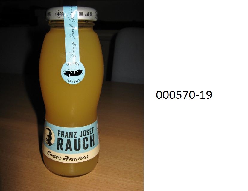 Orangefarbenes, trübes, fruchtig nach Ananas, sowie schwach nach Kokos riechendes und ebenso schmeckendes, nicht alkoholhaltiges Getränk, bestehend aus Ananassaft, Kokosnusswasser (Kokosnusssaft), Stabilisator (Pektin) und natürlichem Aroma (Typ Kokosnuss); Zucker (Saccharose und Invertzucker) enthaltend; keine Erzeugnisse der Positionen 0401 bis 0404 und keine Fette der Positionen 0401 bis 0404 enthaltend; 
aufgrund des hohen Zusatzes an Kokosnussaroma (20 % des Kokosnusssaftgehaltes) wurde das Verhältnis der verschiedenen Inhaltsstoffe, wie es in einem natürlichen (Kokosnuss)-saft besteht, offensichtlich gestört, weshalb das Kokosnusswasser nicht mehr als Fruchtsaft der Position HS 2009 betrachtet werden kann; bei dem vorliegenden Erzeugnis handelt es sich daher nicht mehr um eine Mischung von Säften der Unterposition HS 2009 90;
aufgemacht in einer mit einem bunt bedruckten Etikett versehenen Glasformflasche mit Twist-off-Verschluss zu 0,2 L.