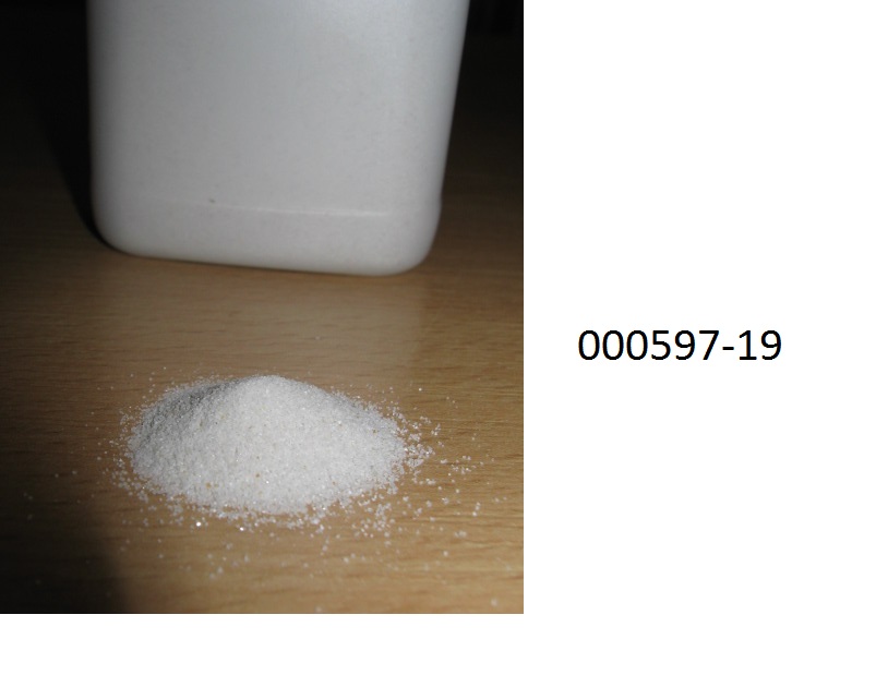 Schmelzmagnesia mit einer Reinheit von weniger als 94 GHT, in Form eines schmutzigweißen, zum Teil von dunklen Anteilen durchsetzten, kristallinen Pulvers.