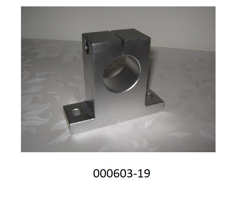 Es handelt sich um einen ca. 11,3 x 3,6 x 9,5 cm großen silberfarbenen, in der Aufsicht T-förmigen Bauteil aus Aluminium, mit einer zentrierten "Bohrung" mit einem Durchmesser von 4 cm.
Das Lagergehäuse ohne eingebautem Wälzlager besitzt in den Flügeln zwei Bohrungen mit einem ID von je 1,1 cm und ist quer mit einer Bohrung, in welcher eine schwarze Inbusschraube eingeschraubt wurde, ausgestattet.
(Abbildung laut Anlage)