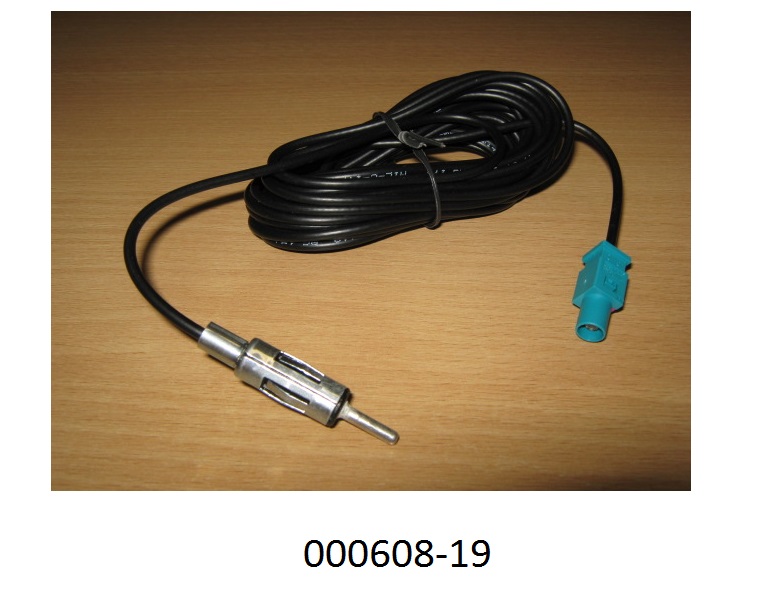 Elektrisches Koaxialkabel, aus einem isolierten, elektrischen Leiter, koaxial aufgebaut (Kabeltyp: RG 174 AU), an einem Ende mit einem koaxialen Antennenstecker, am anderen Ende mit koaxialen FAKRA-Z-Stecker, zur Verwendung als Antennenanschlussleitung. 
(Abbildung siehe Anlage)