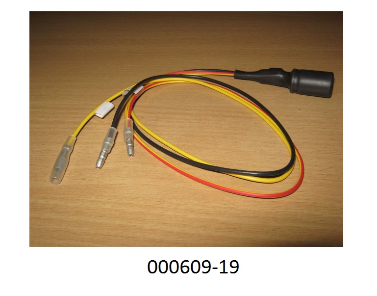 Elektrischer Festkondensator (25 V, 3300 µF; Aluminium-Elektrolytkondensator), mit einer Diode (FES16JT) und 3 elektrisch isolierten Anschlussdrähten mit Kontaktanschlüssen, dient als Spannungsstabilisator zur kurzzeitigen Energieversorgung des Autoradios während der Motorstartphase und wird in das 12Volt-System von Kraftfahrzeugen verbaut.
(Angaben laut Antragsteller)
(Abbildung siehe Anlage)