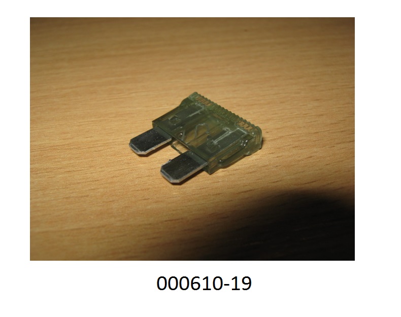 Flachsicherungen für eine Stromstärke von 2 A, mit einem eingebauten Draht, welcher bei Überschreiten der entsprechenden Stromstärke schmilzt und so den Stromfluss unterbricht.
Die Sicherung dient dem Schutz von elektrischen Stromkreisen.
(Angaben laut Antragsteller)
(Abbildung siehe Anlage)
