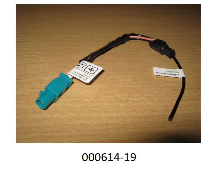 Antennenverstärker aus einer mit aktiven und passiven Bauelementen bestückten, gedruckten Schaltung an der ein elektrisches Koaxialkabel mit FAKRA Z Stecker, ein elektrisch isolierter Litzenleiter mit der Kennzeichnung „zusätzliche Masse“, sowie 2 elektrisch isolierte Litzenleiter mit gemeinsamer, 3-poliger Steckvorrichtung angelötet sind. Die Ware dient zum Verstärken des Frequenzbereiches DAB+ 174 MHz- 240MHz eines eingehenden Antennensignals um 20 dB. (Abbildung siehe Anlage)