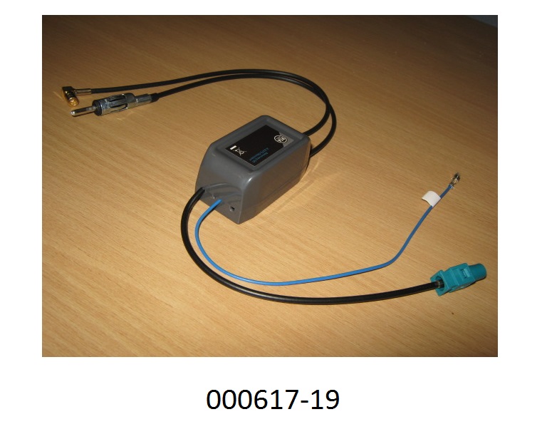 Antennenweiche aus einer mit passiven Bauelementen bestückten, gedruckten Schaltung in einem Gehäuse aus dem 3 Koaxialkabel mit Anschlussstück (FAKRA Z Stecker; DIN Autoantennenstecker; SMB-Buchse) und ein elektrisch isolierter Litzendraht mit Klemmanschluss herausgeführt sind. Die Ware dient zum Teilen des eingehenden Antennensignals in AM/FM- und DAB+-Signale, sowie zur Ausgabe dieser Signale an unterschiedliche Anschlüsse. 
(Abbildung siehe Anlage)