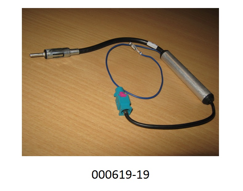 Fernspeiseweiche aus einer mit aktiven und passiven Bauelementen bestückten, gedruckten Schaltung in einem zylinderförmigen Gehäuse mit mehreren herausgeführten, elektrisch isolierten Kabel (Koaxialkabel mit Auto-Antennenstecker, Koaxialkabel mit Fakra-Z-Stecker und ein Litzenleiter mit Steckanschluss).
Die Ware dient zum Durchleiten von HF-Signalen einer aktiven KFZ-Rundfunkantenne an ein KFZ-Rundfunkempfangsgerät und gleichzeitiger Einspeisung einer DC-Quelle zur Stromversorgung der Antenne über dasselbe Kabel. 
(Abbildung siehe Anlage)