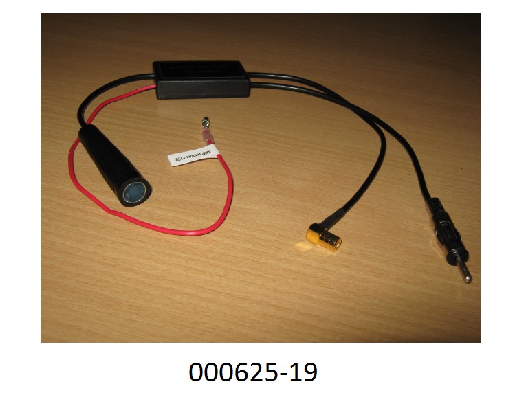 Antennenverstärker/-weiche, aus einer mit aktiven und passiven Bauelementen bestückten, gedruckten Schaltung in einem Gehäuse aus dem 3 Koaxialkabel mit Anschlussstück (DIN Autoantennenstecker; DIN Autoantennensteckbuchse; SMB-Buchse) und ein elektrisch isolierter Litzendraht mit Rundstecker herausgeführt sind. Die Ware dient einerseits zum Verstärken des eingehenden Antennensignals um 20dB, zum Teilen in AM/FM- und DAB+-Signale, sowie zur Ausgabe dieser Signale an unterschiedliche Anschlüsse. Eine Hauptfunktion ist nicht feststellbar.
(Abbildung siehe Anlage)