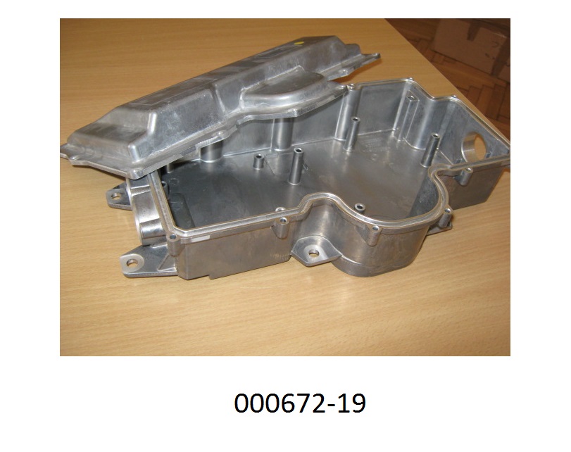 Spezifisch geformtes annähernd quaderförmiges Schutz- und Abdichtgehäuse für eine Hochvoltbox in einem Kfz aus Aluguss (Abmessungen: ca. 33 x 19 x 10 cm).
Das zweiteilige verschraubbare Gehäuse aus Gehäusewanne und Gehäusedeckel ist mit zahlreichen Löchern für die Befestigung, sowie zum Durchführen der Anschlusskabel ausgestattet und mit „+“ und „-„ Kennzeichnung versehen, jedoch verfügt es über keine Verbindungs- und Kontaktelemente für Drähte oder Kabel.
(Angaben laut Antragsteller)
(Abbildung laut Anlage)