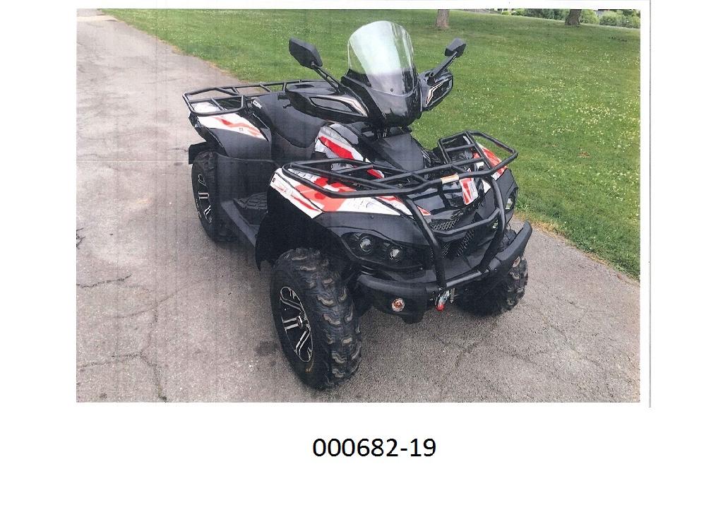 Neues vierradgetriebenes Geländefahrzeug (ATV), mit einer Seilwinde und einem flüssigkeitsgekühlten 608 ccm Hubkolbenverbrennungsmotor mit Fremdzündung ausgestattet. 
Das Fahrzeug weist folgende Merkmale auf:
— eine Lenkstange mit zwei Griffen, an der die Kontrolleinrichtungen für die Steuerung des Fahrzeugs montiert sind; die Lenkung wird durch Drehen der zwei Vorderräder bewirkt und beruht auf einem Kraftwagenlenksystem (Ackermann-Prinzip); 
— Bremssysteme an allen Rädern (2 Scheibenbremsen vorne, 2 Scheibenbremse hinten); 
— ein Automatikgetriebe mit zuschaltbarem Allradantrieb und einen Rückwärtsgang; 
— einen Motor, der speziell für die Benutzung in schwer zugänglichem Gelände entwickelt ist und bei niedriger Drehzahl eine ausreichende Zugkraft für angehängte Gerätschaften liefert; 
— die Kraft wird über Wellen auf die Räder übertragen und nicht mittels einer Kette; 
— die Reifen haben ein tiefes Profil, das für unbefestigtes Gelände geeignet ist; 
— eine Ankupplungsvorrichtung beliebiger Art, z. B. einen Anhängehaken, mit der das Fahrzeug mindestens das Zweifache seines Eigengewichts ziehen oder schieben kann; 
— eine Anhängelast (nicht gebremst) von mindestens dem Zweifachen seines Eigengewichts.
Das Fahrzeug dient zur Verrichtung von Arbeiten im unwegsamen Gelände, kann aber auch zum Ziehen oder Schieben anderer Fahrzeuge, Geräte oder Lasten verwendet werden und ist zur Verwendung als Forstschlepper oder Ackerschlepper bestimmt.
(Angaben laut Antragsteller)
(Abbildung siehe Anlage)