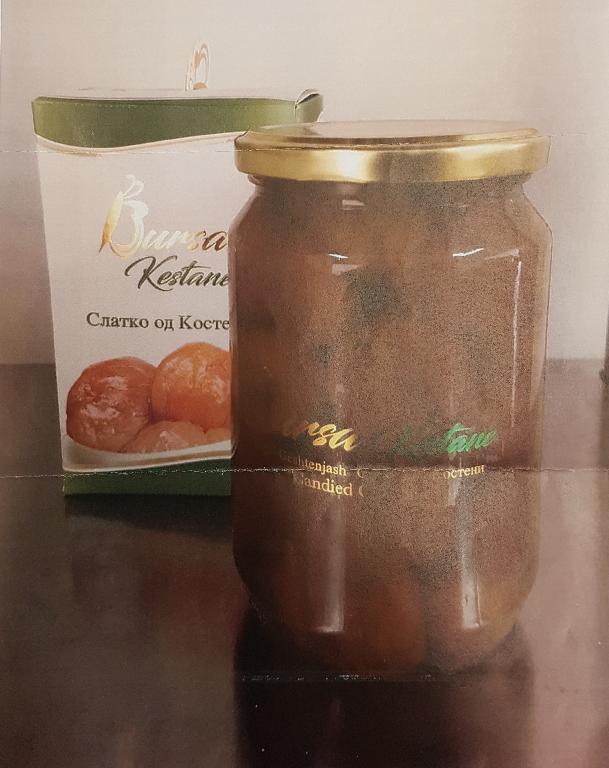 Châtaignes confites au sucre et placées ensuite dans un sirop.
Elles sont destinées à être consommées comme dessert.
La préparation consiste en châtaignes entières épluchées et cuites, du sucre, un régulateur d’acidité et de l’acide citrique.
Elle est conditionnée pour la vente au détail en bocal d’un poids net de 270 ou 380 grammes.
