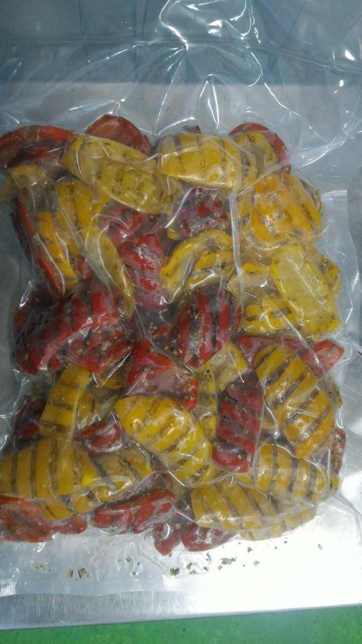 Mélange de poivrons rouges et jaunes en morceaux grillés, marinés et surgelés.
Le produit est conditionné pour la vente au détail en sachet plastique de 1 kg et emballé dans une boîte en carton contenant 10 sachets.
