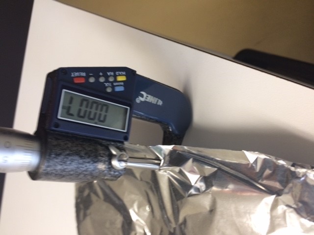 Het gaat hier om metaalfolie van aluminium met een dikte van 7 micrometer. De folie heeft één blinkende en één matte kant; dit is een resultaat van het per twee walsen en is geen aanwijzing van een apart productieproces of behandeling.
Deze folie is niet bedoeld voor huishoudelijk gebruik.
Het artikel wordt geleverd op rollen van 200 kilogram of meer.
