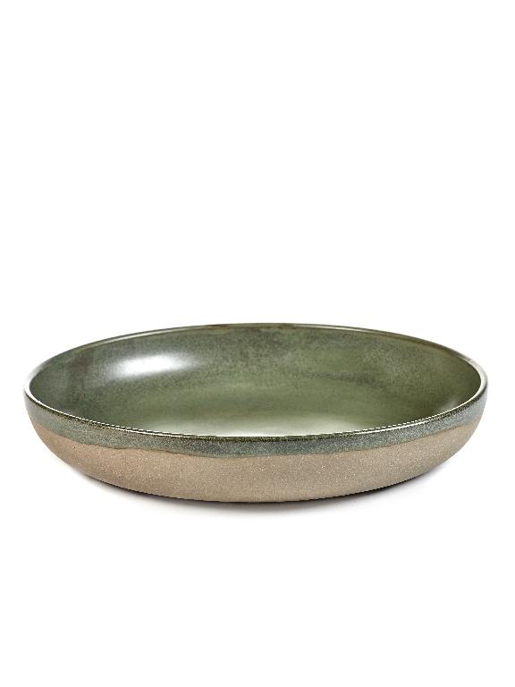 Een ronde grijs, -bruin of groen gekleurde schaal van gres. Deze schaal heeft een artisanale look, is deels verglaasd (aan de binnenkant) en is microgolf- en vaatwasserbestendig.
Deze schaal heeft een hoogte van 5,5 en een diameter van 32 cm.

Volgens opgave heeft dit artikel een waterabsorptiecoëfficiënt van minder dan 3 gewichtspercenten en is de scherf ondoorschijnend.