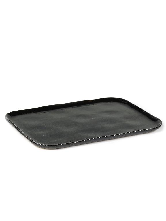 Rechthoekige blauw, blauwgrijs, okerbruin of crème gekleurde borden met opstaande rand, van gres. Deze borden hebben een artisanale look, zijn deels verglaasd (aan de binnenkant) en zijn microgolf- en vaatwasser-bestendig.

Volgens opgave hebben deze borden een waterabsorptiecoëfficiënt van minder dan 3 gewichtspercenten en is de scherf ondoorschijnend.
De platte borden worden aangeboden met een lengte variërend tussen 9,8 en 32 cm, een breedte variërend tussen 6,5 en 23 cm en een hoogte van 0,7 tot 1,4 cm.
de diepe borden worden aangeboden met een lengte variërend tussen 9,8 en 23 cm, een breedte variërend tussen 6,5 en 15 cm en een hoogte van 2,5 tot 5 cm.