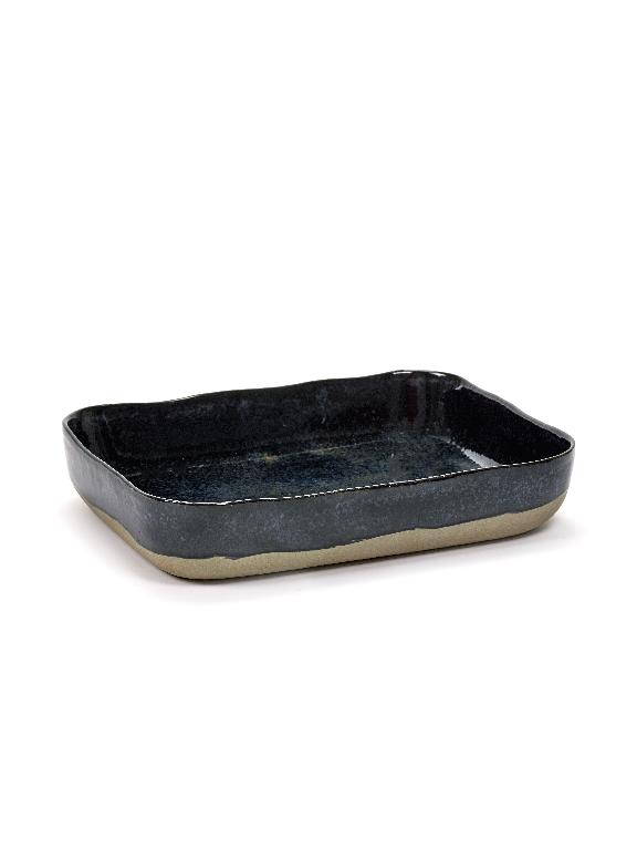 Een rechthoekige blauw, blauwgrijs, okerbruin of gebroken wit gekleurde ovenschotel van gres. Deze schotel heeft een artisanale look, is deels verglaasd (aan de binnenkant) en is microgolf- en vaatwasserbestendig. De schotel kan tevens in een traditionele oven (tot 180°C) geplaatst worden.

Volgens opgave heeft dit artikel een waterabsorptiecoëfficiënt van minder dan 3 gewichtspercenten en is de scherf ondoorschijnend.
Afmetingen: 30,1 (L) X 22,3 (B) X 5,5 (H).