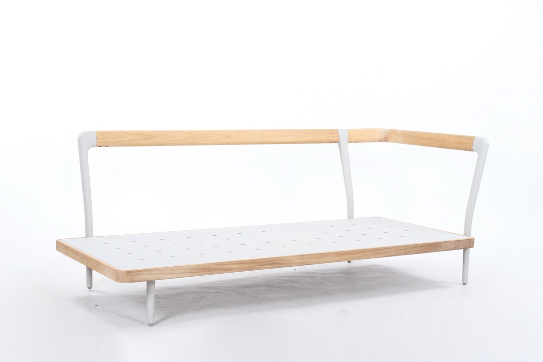 Hoekzitmeubelen op poten van aluminium en een rugleuning bestaande uit een combinatie van aluminium en hout. De zitplaat is eveneens van aluminium met een sierrand van teak. Deze plaat is naargelang het model rechthoekig of in de vorm van een vijfhoek (vierkant waarvan een hoek recht is afgezaagd).
Deze meubelen worden aangeboden zonder de nodige zit- en rug-kussens om het zitcomfort te verzekeren.