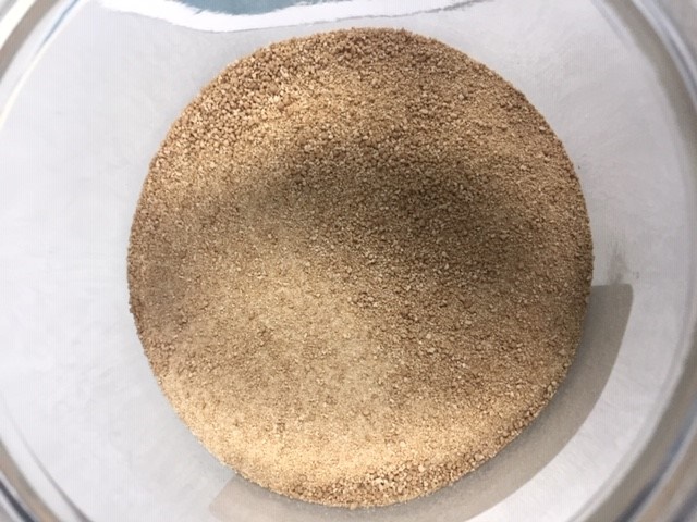 Préparation sous la forme d’une poudre granuleuse, de couleur brun clair, composée principalement de germes de blé, de fois de porc déshydraté, d’amidon (>10 % - <=30%) de sirop de maïs, de phosphate de calcium anhydre et présentée en vrac dans des fûts.
La préparation est utilisée comme agent de remplissage et d’aromatisation pour la confection de produits et de médicaments à usage vétérinaire tels que les comprimés à croquer à base d’antibiotiques (i.e. Clavamox) et d’acaricides (i.e. Simparica) pour chiens.