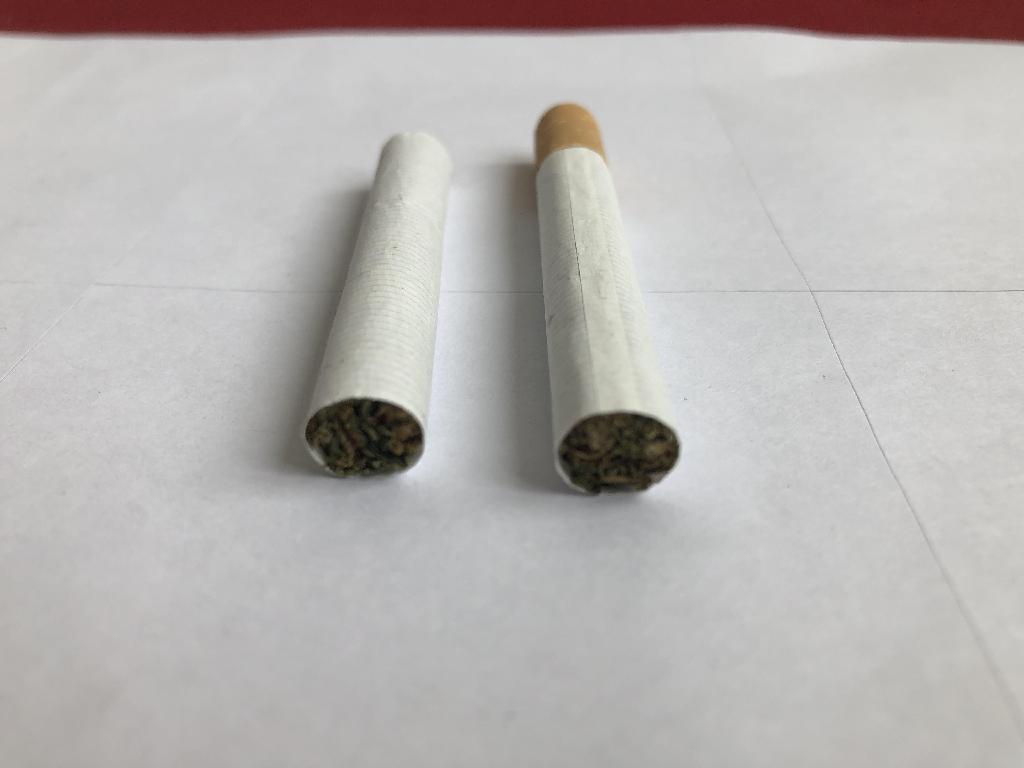 Cigarettes à base de tabac et de succédanés de tabac, constituées d’un mélange de tabac (70%) et de chanvre (30 %) et ayant un taux de delta-9-tetrahydrocannabinol inférieur à 0,2 %.
Le produit est destiné à être fumé en l’état.