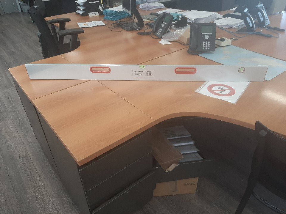 Het betreft aluminium profielen, al of niet geanodiseerd, voorzien van twee handgrepen en twee libellen of buisniveaus (haaks op elkaar gericht). 

Deze artikelen kunnen worden gebruikt als zogenaamde stukadoors- of metsersrijen, werktuigen gebruikt in de bouwindustrie om zand, cement, mortel, pleisterwerk e.d. glad te strijken, maar ook als waterpas.
De artikelen hebben een lengte van 150 cm.