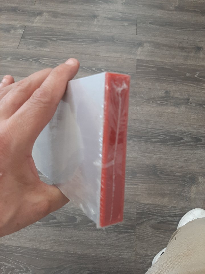 Een hol profiel (lat), van onedel metaal, voorzien van afsluitdoppen in kunststof. Het profiel is vervaardigd uit aluminiumlegering 6063 (met o.a. silicium en magnesium).

Dit handgereedschap wordt specifiek gebruikt door vloerders om de bodem glad te trekken.

Afmetingen: 100 mm breed, 18,5 mm hoog, 100 cm lang en een wanddikte van 1,2 mm.