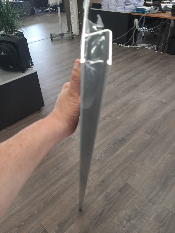Een zogenoemd h-profiel in aluminium, niet voorzien van handgrepen, einddoppen of andere afwerkingselementen, met navolgende afmetingen:
-	113 mm breed;
-	28 mm hoog;
-	150 cm lang;
-	wanddikte 1,5 mm.

Het profiel gebruikt door stukadoors als hulpmiddel in de bouwindustrie om bepleisteringen glad te strijken.

Het profiel is vervaardigd uit aluminiumlegering 6063 (met o.a. silicium en magnesium).