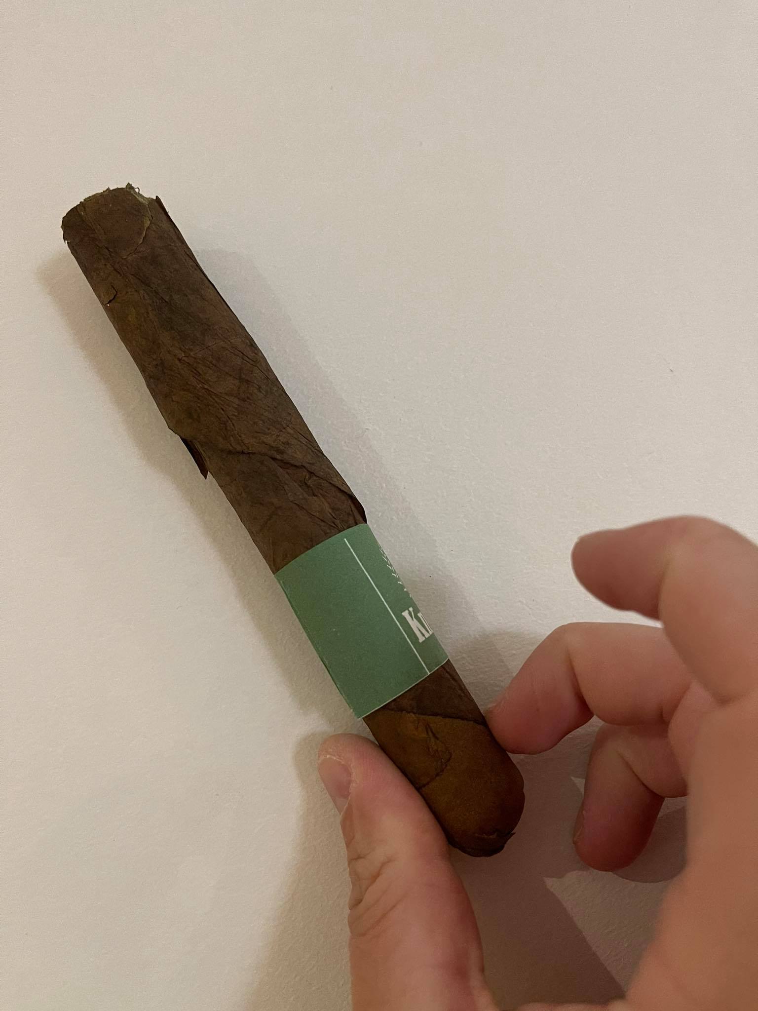 Produit sous forme d’un rouleau, constitué de fleurs séchées de chanvre enveloppées dans une feuille extérieure en tabac, contenant du cannabidiol (CBD) et au maximum 0,2 % de delta-9-tétrahydrocannabinol (THC).
Le produit est destiné à être fumé en l’état.