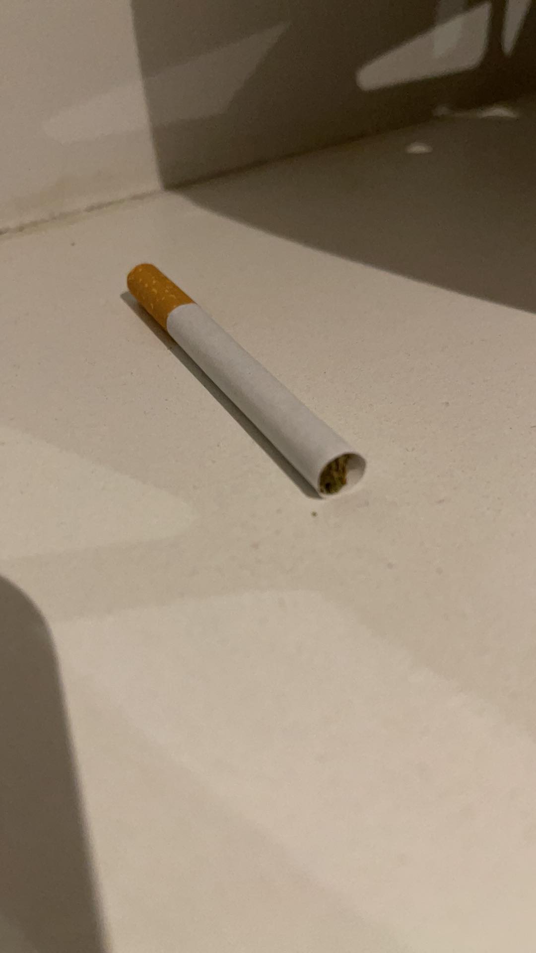 Cigarettes au chanvre, sans tabac, contenant moins de 0,2 % en poids de tétrahydrocannabinol (THC), conditionnées en paquets de 24 cigarettes.
Le produit est destiné à être fumé en l’état.