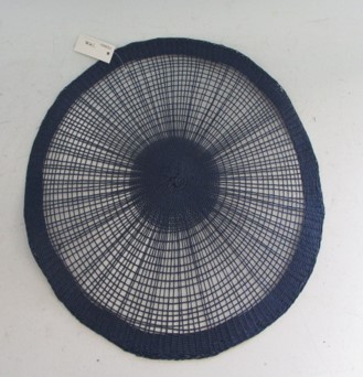 Een blauwkleurige zogenaamde place-mat vervaardigd van papiergaren, in ronde vorm, grotendeels bestaande uit een open weefsel, centraal en aan de buitenkant betreft het een gesloten weefsel.

Het artikel heeft een diameter van 38 cm.