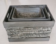 Een set van drie houten opbergdozen (kistjes), rechthoekig van vorm, zonder deksels, voor het opbergen van allerlei zaken. 

De kistjes zijn zorgvuldig afgewerkt, de wanden zijn vervaardigd van een combinatie van planken (Paulownia spp.) met centrale strook vlechtwerk en de bodems zijn van triplex. In de beide minst brede zijwanden is bovenaan een uitsparing voorzien, die dienstdoet als handvat. Binnenin zijn er geen onderverdelingen noch enige bekleding.

Het hout bepaalt omwille van zijn omvang het wezenlijk karakter.

Afmetingen: 29 cm X 19 cm 16 cm - 34 cm X 24 cm X 18,5 cm - 39 cm X 29 cm X 20 cm.