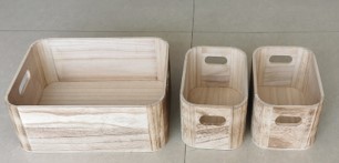 Een set van twee houten opbergdozen (kistjes), rechthoekig van vorm, zonder deksels, voor het opbergen van allerlei zaken. 

De kistjes zijn zorgvuldig afgewerkt, de wanden zijn vervaardigd van planken (Paulownia spp.) en de bodems zijn van triplex. In de beide minst brede zijwanden is bovenaan een uitsparing voorzien, die dienstdoet als handvat. Binnenin zijn er geen onderverdelingen noch enige bekleding.

Afmetingen: 22,5 cm X 15 ,5 cm X 11 cm - 36 cm X 26 cm X 12 cm.