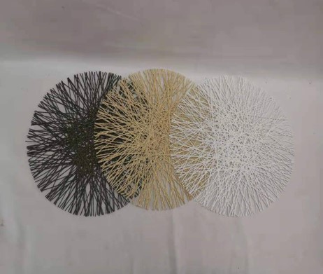 Een set bestaande drie verschillend gekleurde pace-mats, in ronde vorm, vervaardigd van kriskras door mekaar liggende papiergarens, die worden bijeengehouden door lijm. 

Deze place-mats hebben een diameter van 37,5 cm, ze bestaan uit een open structuur, zonder een vlies te vormen.

Ze worden aangeboden per set of individueel (ongebleekt, groen of blauw gekleurd).