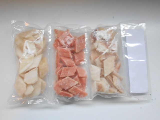 Bevroren en in ruitvormige stukken gesneden rauwe visfilets van de soorten Alaska Koolvis (Alaska Pollak - Theragra chalcogramma), schar (Limanda aspera) en roze zalm (Oncorhynchus gorbuscha).

Deze stukken vis worden aangeboden in een zak van kunststof onderverdeeld in drie compartimenten, met in elk compartiment een gelijke hoeveelheid (gewicht) visstukken van één van de drie soorten. Het totale nettogewicht bedraagt 900 g.
