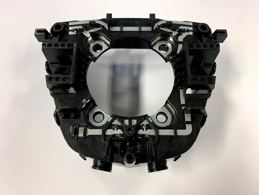 Een behuizing van een airbag uit zowel kunststof als onedel metaal met afmetingen 135 x 145 x 80 mm bestemd voor montage in een stuur van een motorvoertuig bedoeld bij de posten 8701 tot en met 8705 met een cilinderinhoud van 2000 cm3.