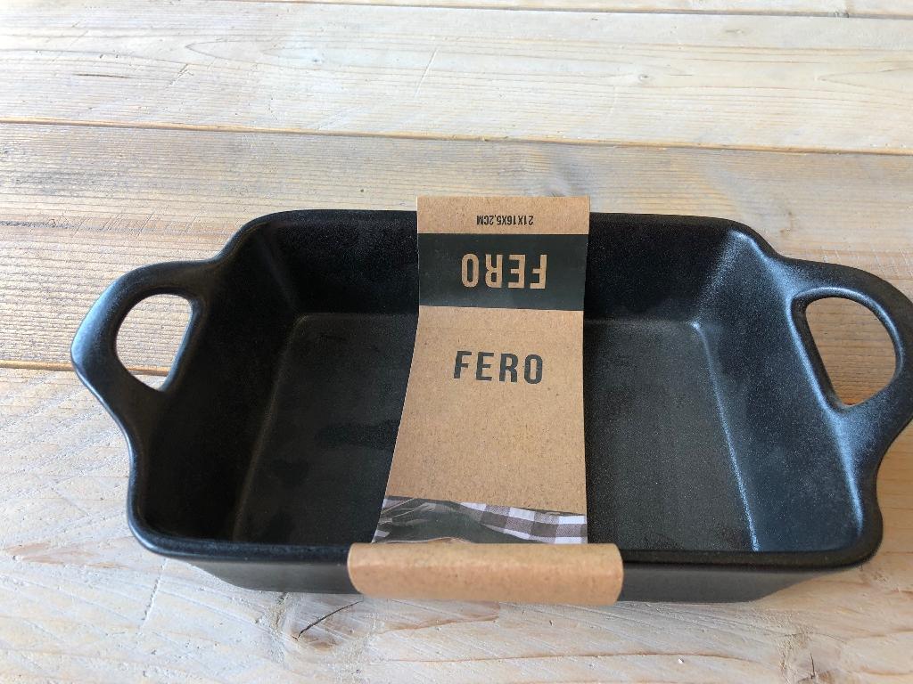 Een rechthoekige, zwarte, geglazuurde, ovenschaal van gres, voorzien van handvatten. 

Volgens opgave heeft dit bord een waterabsorptiecoëfficiënt van minder dan 3 gewichtspercenten en is de scherf ondoorschijnend.  

De schaal wordt aangeboden met afmetingen 21 X 16.5 X 5.8 cm.