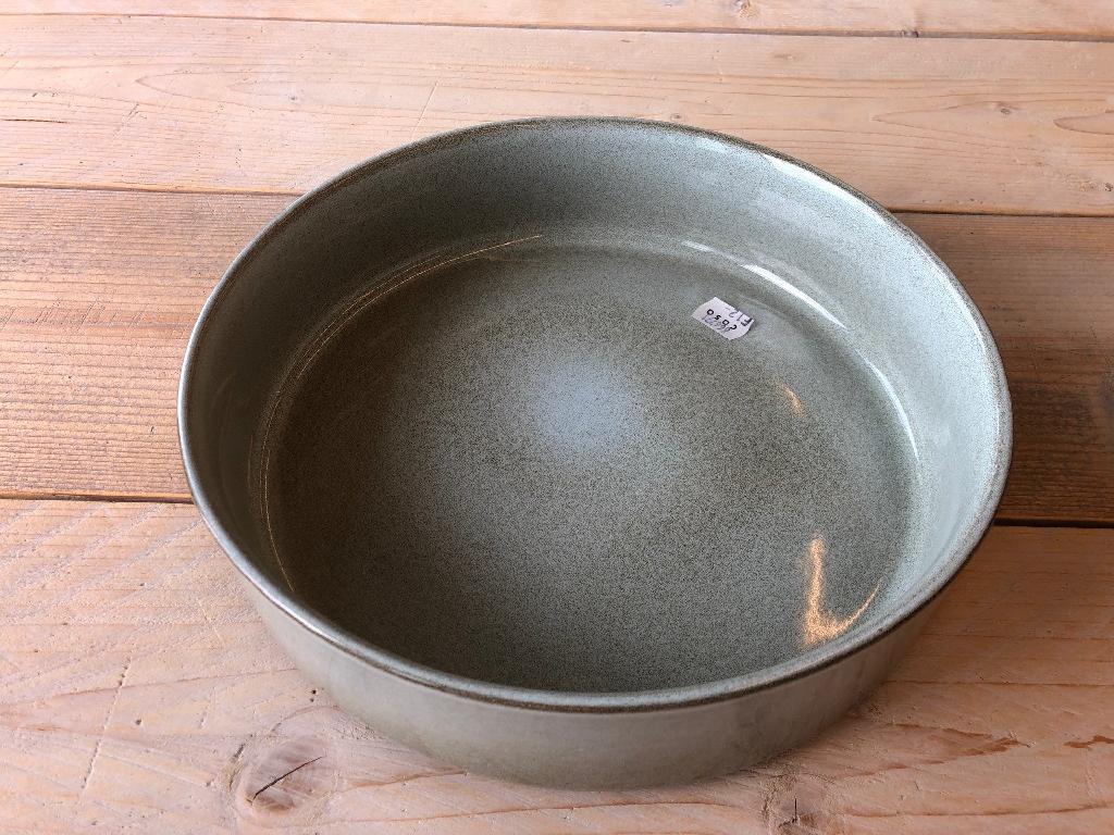 Een ronde, grijsgroene, aan de binnenkant geglazuurde, schaal van gres. 

Volgens opgave heeft de schaal een waterabsorptiecoëfficiënt van minder dan 3 gewichtspercenten en is de scherf ondoorschijnend. 

De schaal wordt aangeboden met een diameter van 26,5 cm, een hoogte van 5 cm en een inhoud van 200 cl.