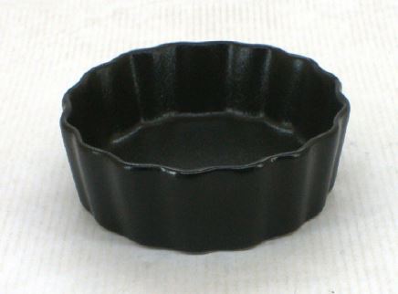 Het betreft een zwart geglazuurd taartvormpje in gres met een diameter van 12 cm, een hoogte van 3,5 cm en een inhoud van 15 cl.

De scherf is niet doorschijnend, roomwit, homogeen, niet krasbaar en deels gesinterd. De waterabsorptiecoëfficiënt bedraagt 2,5 gewichtspercenten.